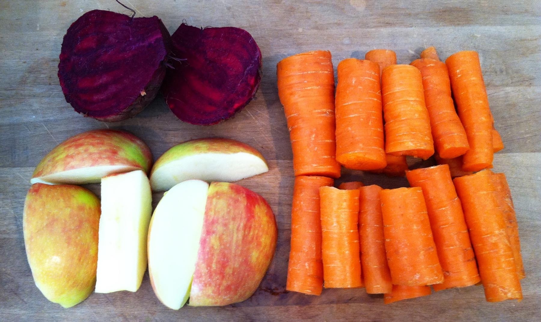 Сельдерей морковь свекла. Яблоко тыква свекла морковь. Морковка свекла. Сердечки из морковки и свеклы. Фреш свекла+ морковь + яблоко на белом фоне.